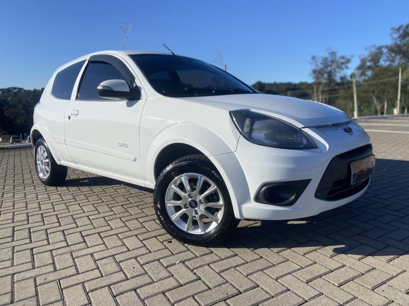 FORD - KA - 2012/2013 - Branca - R$ 30.900,00