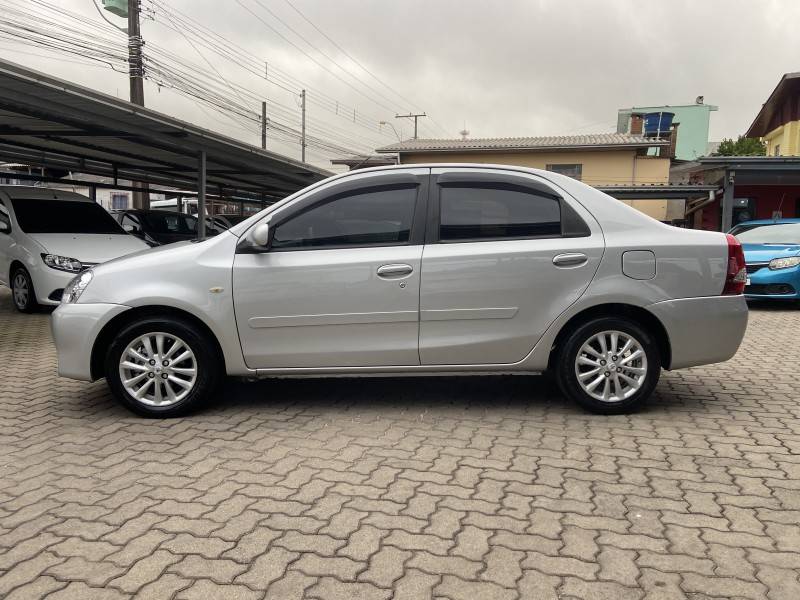 TOYOTA - ETIOS - 2012/2014 - Prata - R$ 37.900,00