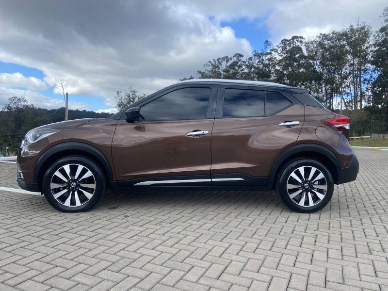 NISSAN - KICKS - 2017/2018 - Marrom - R$ 84.900,00