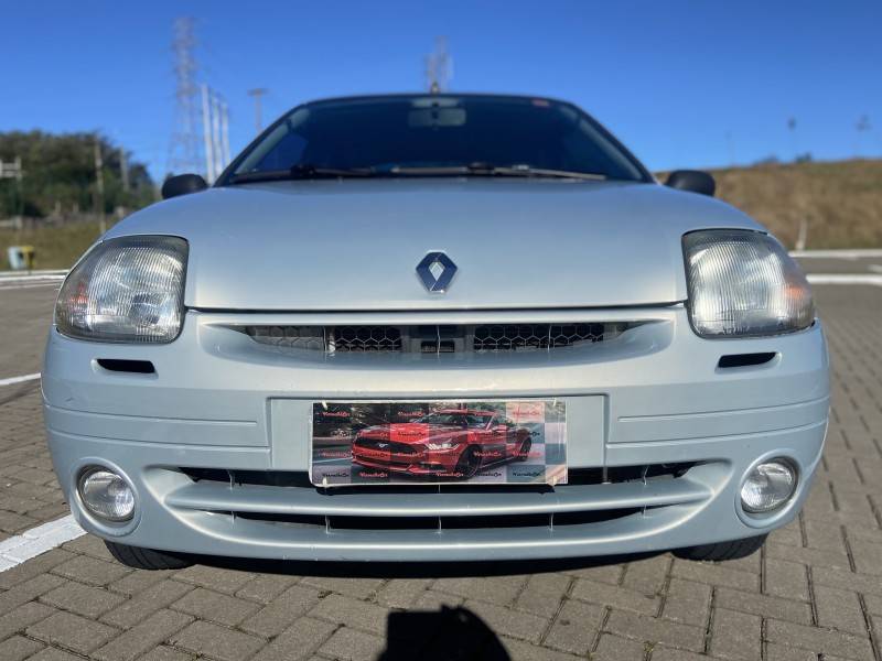 RENAULT - CLIO - 2001/2002 - Prata - R$ 16.900,00