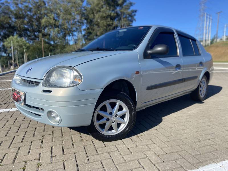 RENAULT - CLIO - 2001/2002 - Prata - R$ 16.900,00