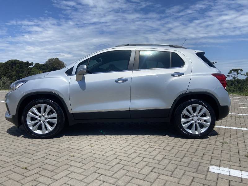 CHEVROLET - TRACKER - 2017/2018 - Prata - R$ 89.900,00