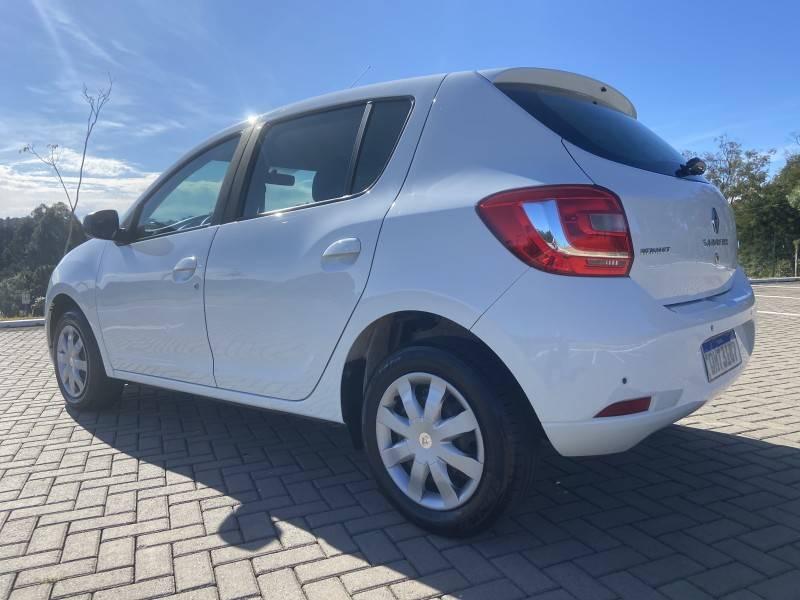 RENAULT - SANDERO - 2017/2018 - Branca - R$ 45.900,00