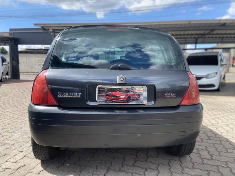 RENAULT - CLIO - 2003/2003 - Cinza - R$ 8.900,00