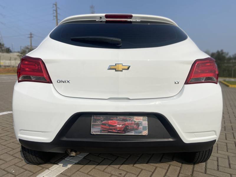 CHEVROLET - ONIX - 2019/2019 - Branca - R$ 52.900,00