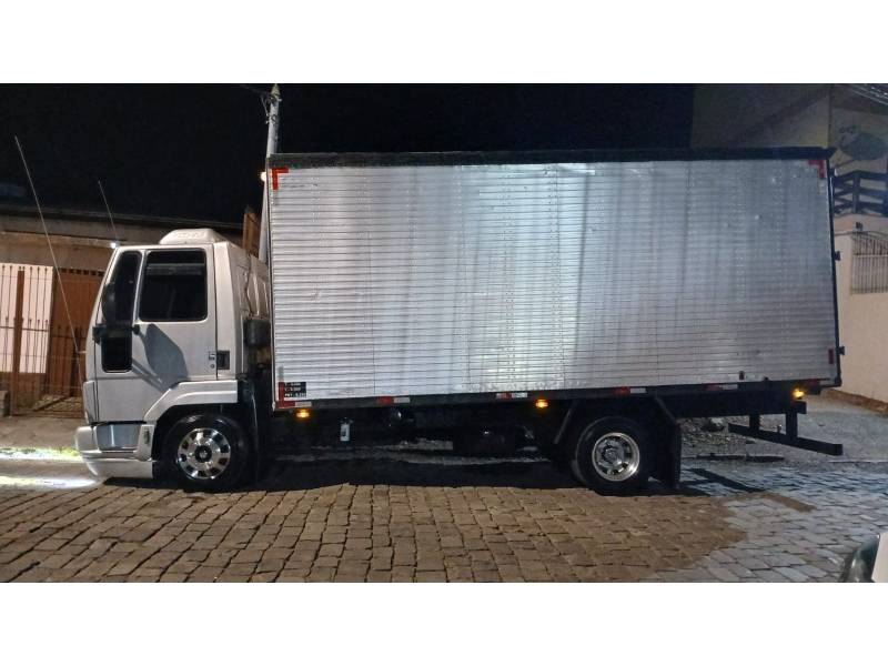 FORD - CARGO 815 - 2009/2009 - Prata - R$ 185.900,00