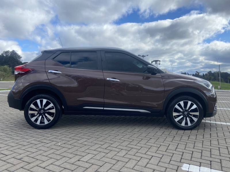 NISSAN - KICKS - 2017/2018 - Marrom - R$ 84.900,00