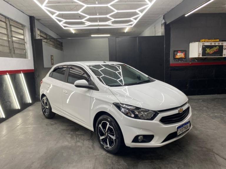 CHEVROLET - ONIX - 2017/2018 - Branca - R$ 58.900,00