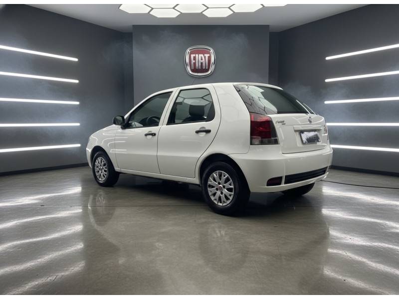 FIAT - PALIO - 2014/2015 - Branca - R$ 25.900,00