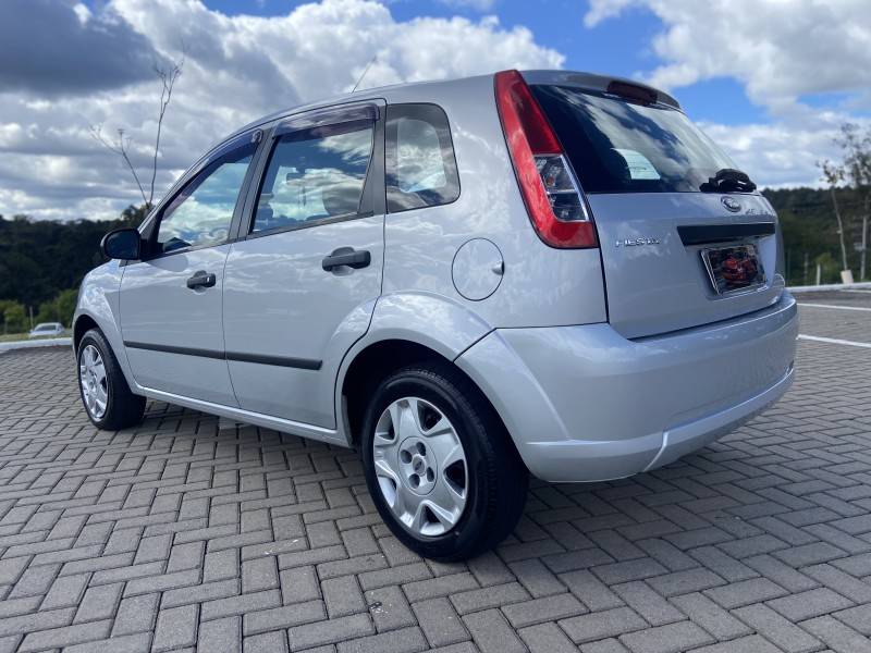 FORD - FIESTA - 2009/2010 - Prata - R$ 21.900,00