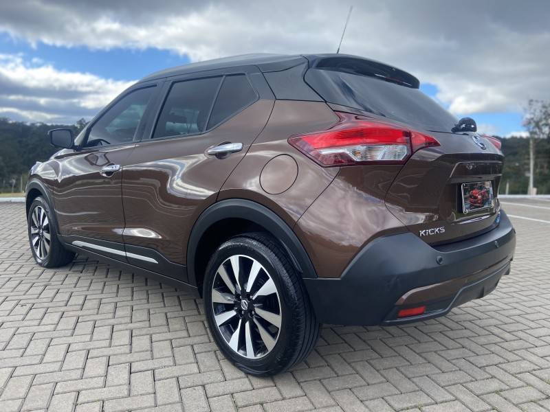 NISSAN - KICKS - 2017/2018 - Marrom - R$ 84.900,00