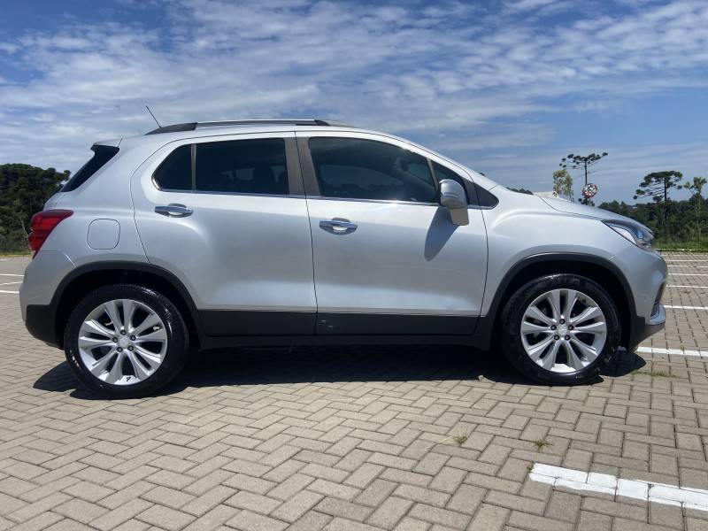 CHEVROLET - TRACKER - 2017/2018 - Prata - R$ 89.900,00