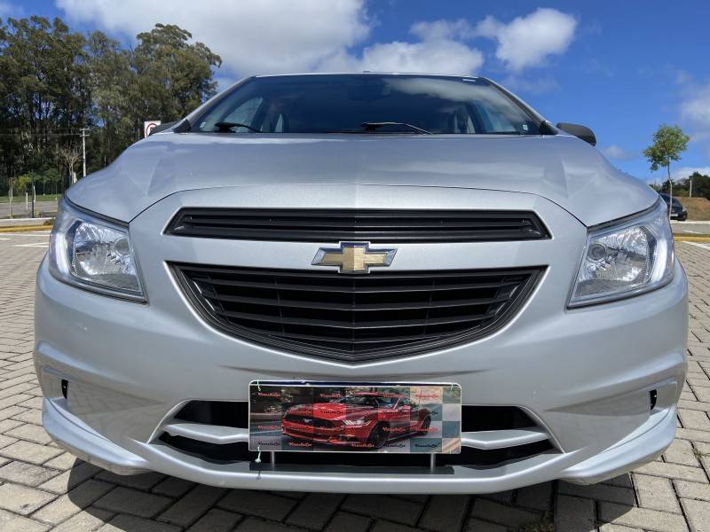 CHEVROLET - ONIX - 2017/2018 - Prata - R$ 46.900,00