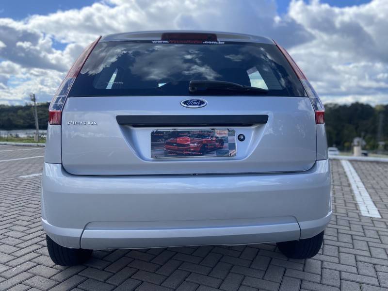FORD - FIESTA - 2009/2010 - Prata - R$ 21.900,00