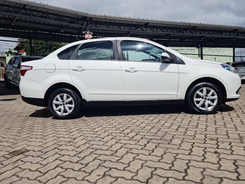 FIAT - SIENA - 2013/2014 - Branca - R$ 39.900,00