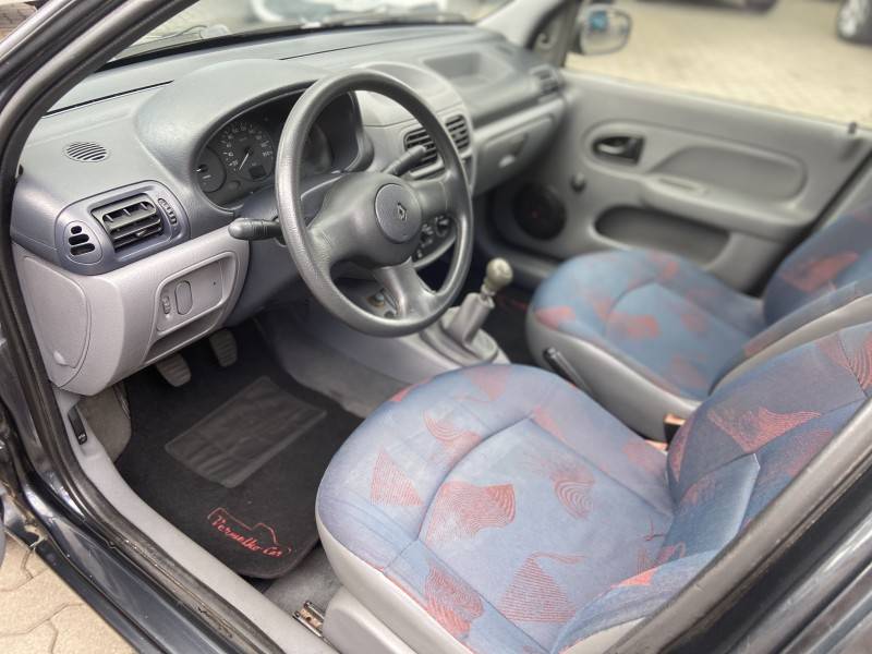 RENAULT - CLIO - 2003/2003 - Cinza - R$ 8.900,00