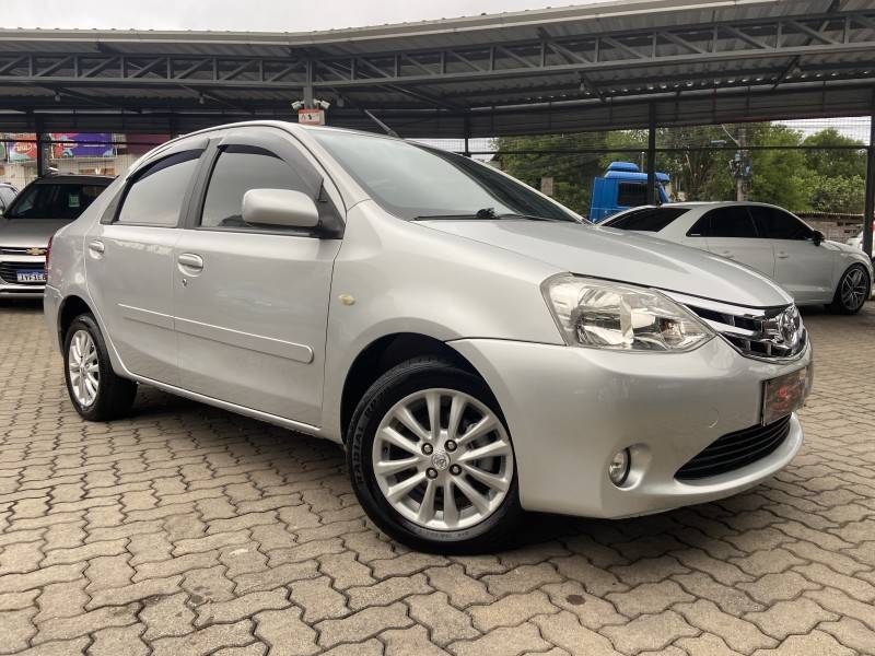 TOYOTA - ETIOS - 2012/2014 - Prata - R$ 37.900,00
