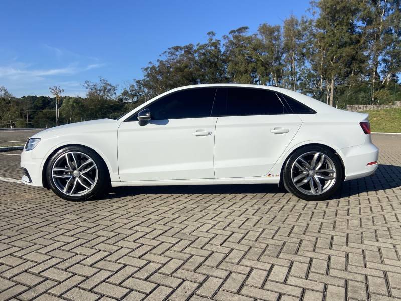 AUDI - A3 - 2016/2016 - Branca - R$ 86.900,00