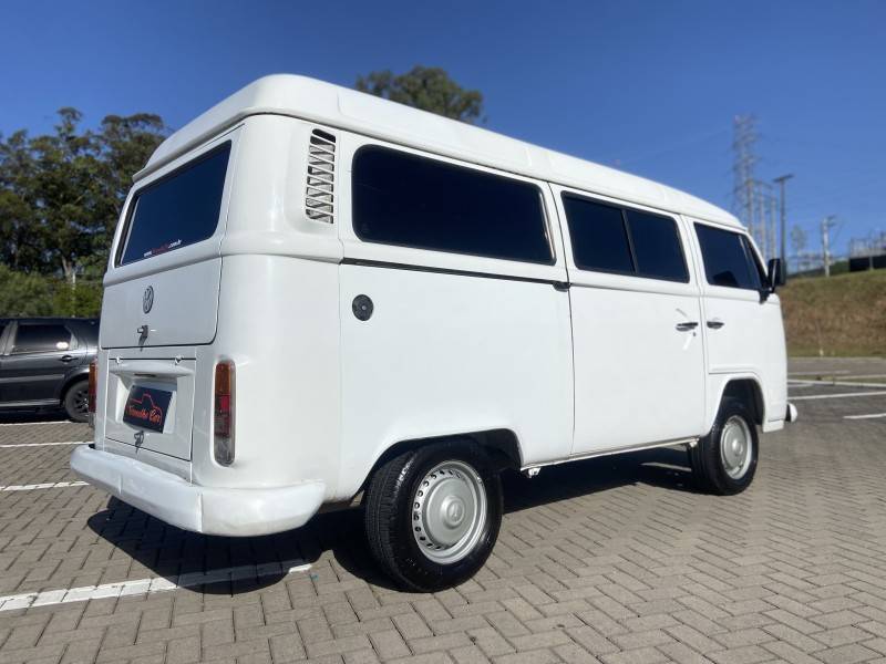VOLKSWAGEN - KOMBI - 2004/2005 - Branca - R$ 27.900,00