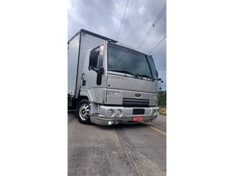 FORD - CARGO 815 - 2009/2009 - Prata - R$ 185.900,00
