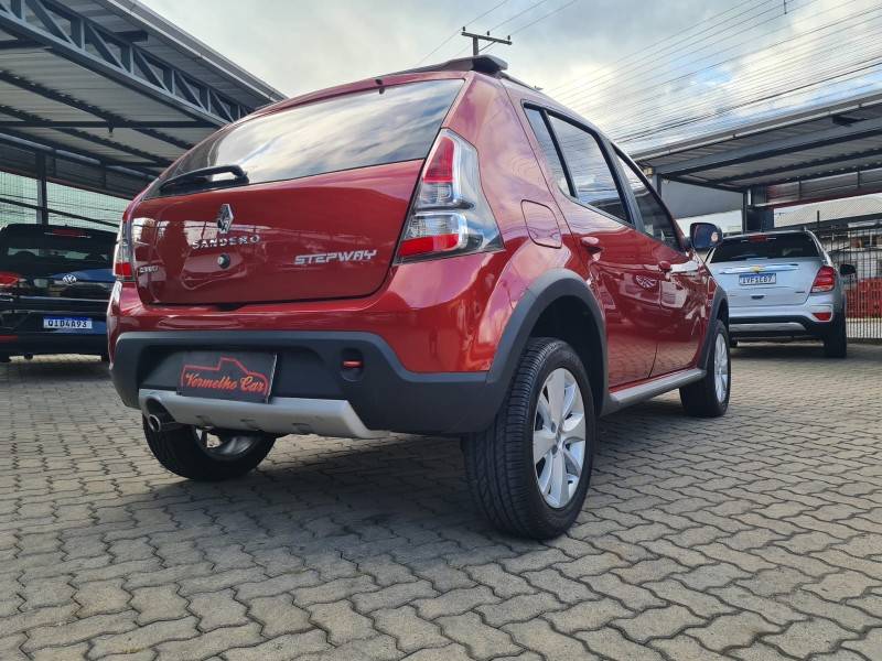 RENAULT - SANDERO - 2013/2014 - Vermelha - R$ 43.900,00