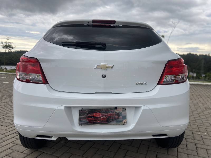 CHEVROLET - ONIX - 2014/2014 - Branca - R$ 36.900,00