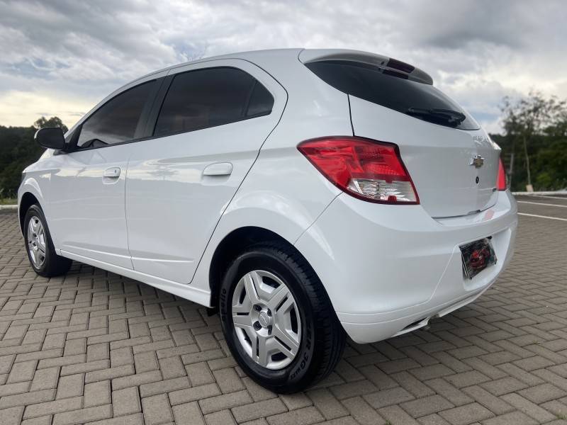 CHEVROLET - ONIX - 2014/2014 - Branca - R$ 36.900,00