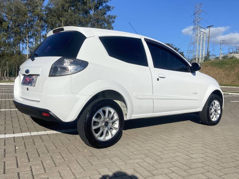 FORD - KA - 2012/2013 - Branca - R$ 30.900,00