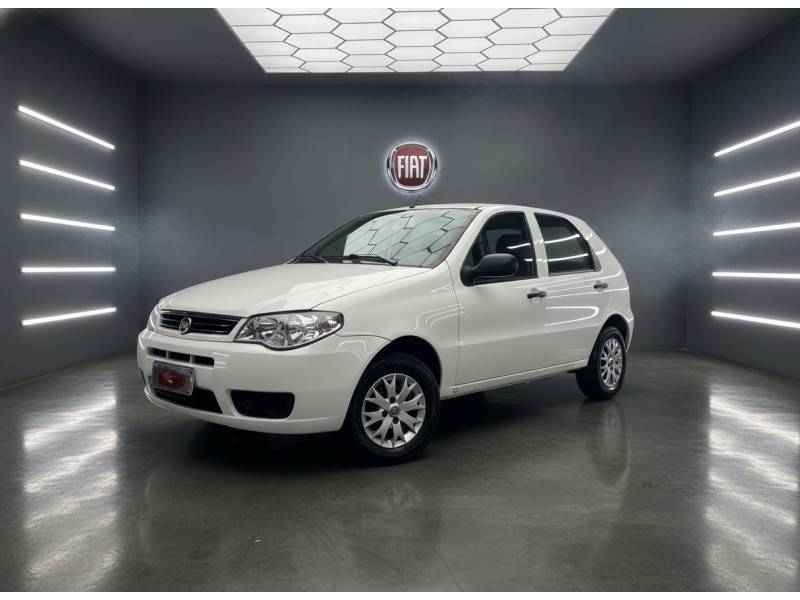 FIAT - PALIO - 2014/2015 - Branca - R$ 25.900,00