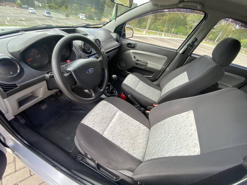 FORD - FIESTA - 2009/2010 - Prata - R$ 21.900,00