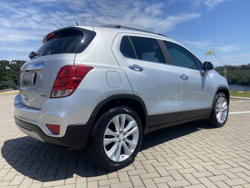 CHEVROLET - TRACKER - 2017/2018 - Prata - R$ 89.900,00