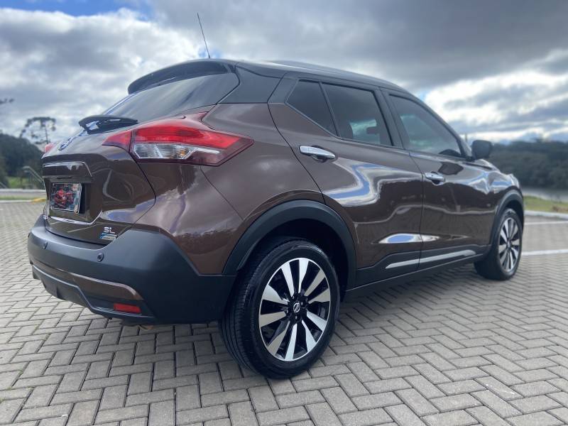 NISSAN - KICKS - 2017/2018 - Marrom - R$ 84.900,00