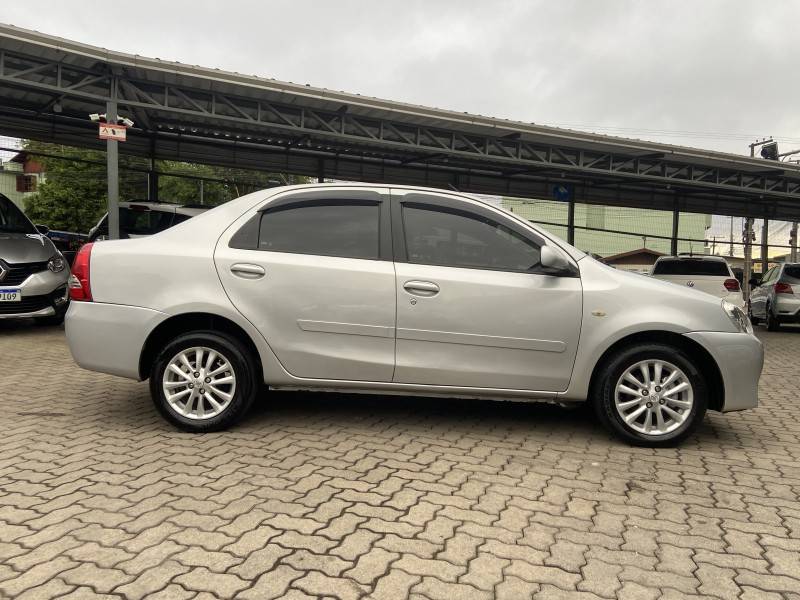 TOYOTA - ETIOS - 2012/2014 - Prata - R$ 37.900,00