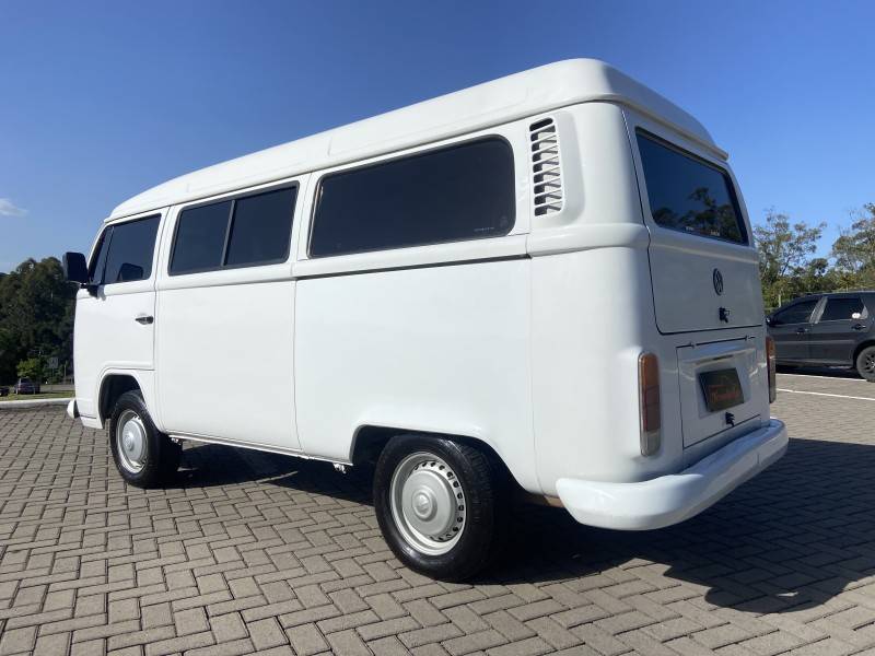 VOLKSWAGEN - KOMBI - 2004/2005 - Branca - R$ 27.900,00