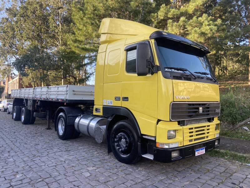 VOLVO - FH-12 - 2002/2002 - Amarela - R$ 149.900,00