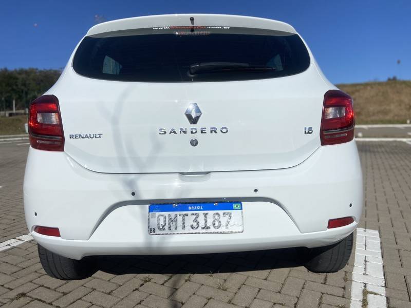 RENAULT - SANDERO - 2017/2018 - Branca - R$ 45.900,00