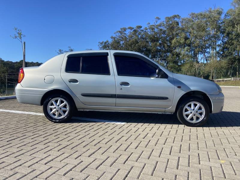 RENAULT - CLIO - 2001/2002 - Prata - R$ 16.900,00