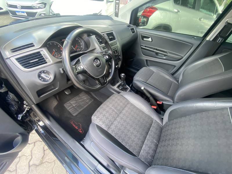 VOLKSWAGEN - FOX - 2016/2016 - Preta - R$ 46.900,00